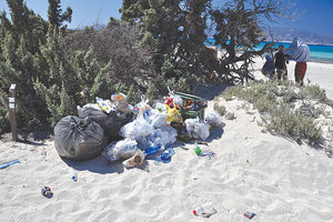 Η ωραιότερη παραλία της Κρήτης είναι αυτή με τα… σκουπίδια μας!