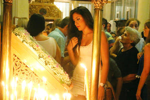 ΕΚΚΛΗΣΙΑ - Πλήθος κόσμου μπροστά στην Παναγία