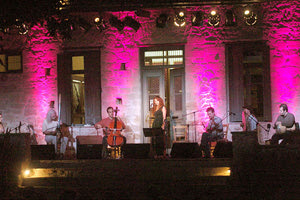 Οι πρόσφυγες της Κρήτης ψυχαγωγούνται στο Χουδέτσι