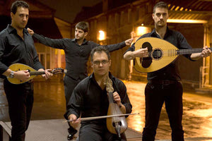 Το Κρητικό Κουαρτέτο: Στέλιος Πετράκης - Θανάσης Μαυρόκωστας - Αντώνης Σταυρακάκης - Γιώργος Σταυρακάκης