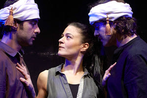 η παράσταση του Αργύρη Εφταλιώτη «Η Μαζώχτρα» σε σκηνοθεσία Κώστα Παπακωνσταντίνου