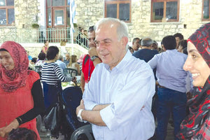 Τον δήμαρχο Ηρακλείου υποδέχθηκαν οι πρόσφυγες στο Χουδέτσι.