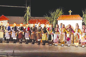 παραστάσεις με τίτλο «θύμισες» με 45 χορούς, φορεσιές, τραγούδια και δρώμενα από τη Μικρά Ασία και «τση Κρήτης τα γυρίσματα»