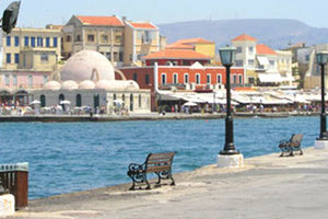 στο ενετικό λιμάνι των Χανίων