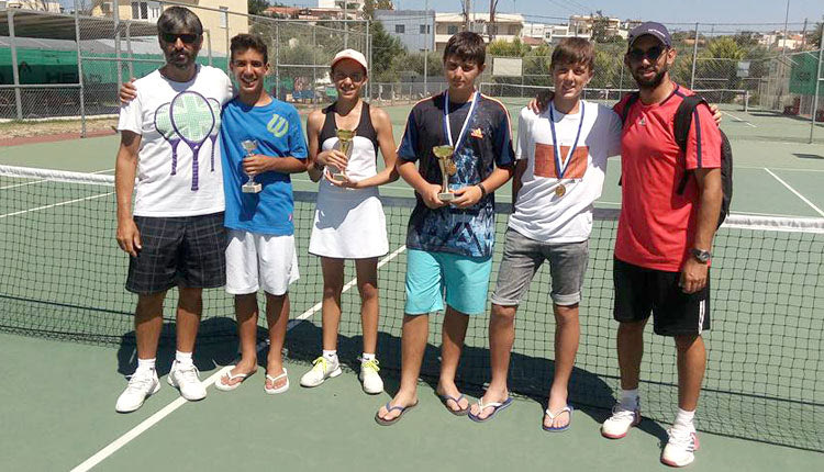  O τεχνικός διευθυντής του “Ηράκλειο” κ. Δολιανίτης (αριστερά) έχοντας δίπλα του τους Βολτυράκη, Κωστάκη, Μπόγρη, Δελάκη και τον προπονητή κ. Τζιγκουνάκη