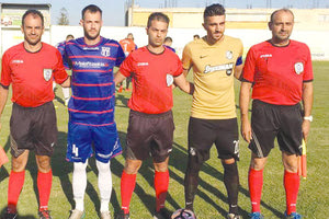 Οι αρχηγοί του ΑΟΤ Τριάντης και του ΟΦΗ Κομεσίδης με τους διαιτητές στο χθεσινό φιλικό στο Τυμπάκ