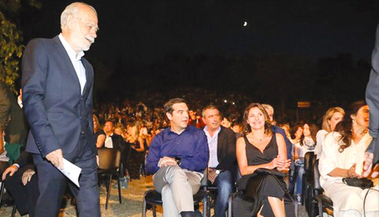 Θερμή υποδοχή επεφύλαξαν στον πρωθυπουργό Αλέξη Τσίπρα κάτοικοι και επισκέπτες της Πρέσπας