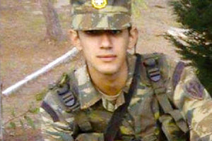 Μετά από 14 μήνες μάχης ο 23χρονος Δημοσθένης Καρτσάκης δεν άντεξε. Εφυγε χθες από τη ζωή, αφού βρέθηκε στην εντατική μετά από ατυχήμα με μηχανάκι.