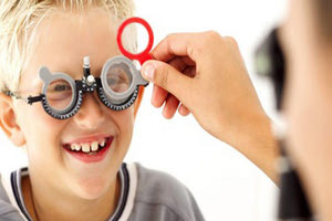 Τα παιδιά στον οφθαλμίατρο πριν χτυπήσει το πρώτο κουδούνι