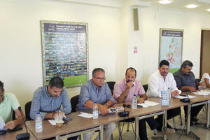 φορείς των Χανίων που συμμετείχαν σε σύσκεψη για τη δημιουργία του νέου Βόρειου Οδικού Άξονα στο Επιμελητήριο της πόλης