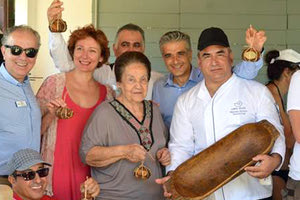 Η κ. Θεανώ Μεταξά σύστησε τη συνταγή για τις “συκοπιταρίδες” στους επισκέπτες του Creta Maris