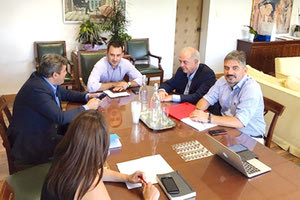 Αντιπροσωπεία της δημοτικής αρχής Ηρακλείου στην Αθήνα με τον αναπληρωτή υπουργό Οικονομίας και Ανάπτυξης Αλέξη Χαρίτση