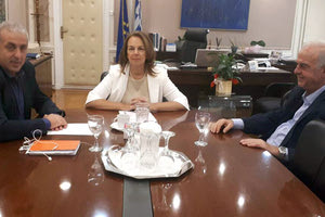 ο δήμαρχος Β. Λαμπρινός σε συνάντηση στο γραφείο της κ. Παπανάτσιου