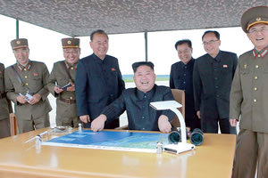 εκτόξευση πυραύλου από τον Κιμ Γιονγκ Ουν