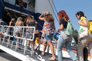 επιβίβαση σε καράβι - τουρισμός