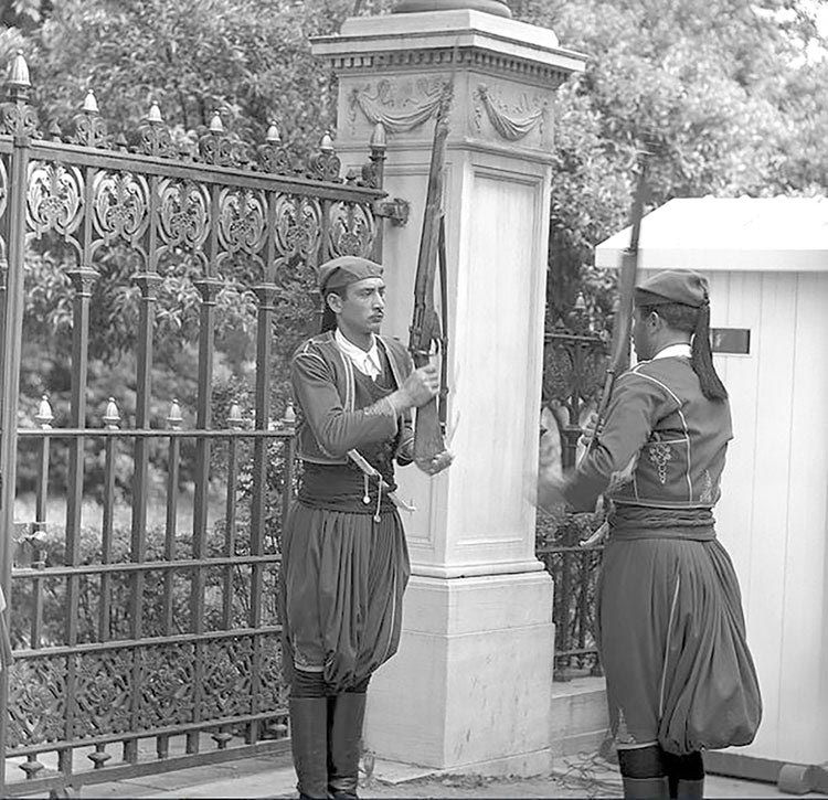 ΦΩΤΟ ΗΜΕΡΑΣ: Κρήτες της βασιλικής φρουράς