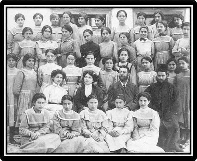 ΦΩΤΟ ΗΜΕΡΑΣ: Το Παρθεναγωγείο με διευθυντή τον Α. Βορεάδη   