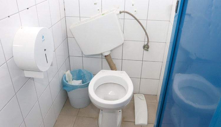 Μαθητές ΑμΕΑ χρησιμοποιούν αυτή την τουαλέτα