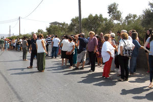 Από τον συμβολικό αποκλεισμό για τα τροχαία στο σημείο όπου παρασύρθηκαν οι φοιτητές Στέλλα και Γιάννης