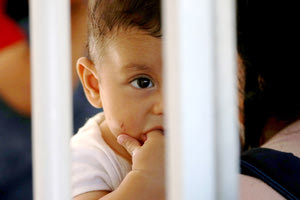 μωρά πρόσφυγες και μετανάστες στην αίθουσα των λιμενεργατών του Ηρακλείου