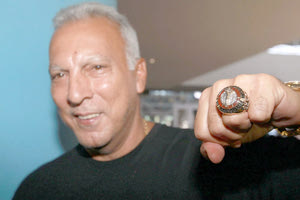 Ο Γκάλης δείχνει το δαχτυλίδι του Hall of fame του ΝΒΑ στους θαυμαστές του