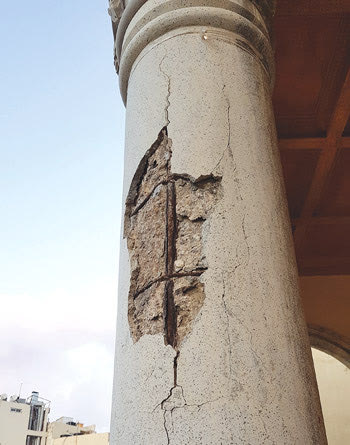 ρηγματώσεις στους εξωτερικούς κίονες της Βασιλικής του Αγίου Μάρκου