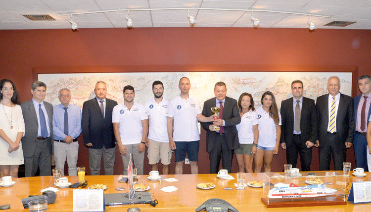 Στις Μινωικές Γραμμές αφιέρωσαν το χρυσό Κύπελλό τους το πλήρωμα του Ναυταθλητικού Ομίλου Τυμπακίου