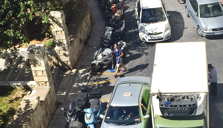 Εικόνες καθημερινής τρέλας στο κέντρο