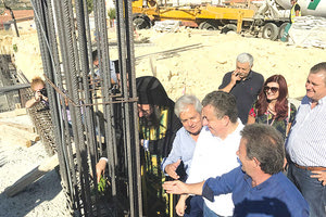 θεμέλιο λίθο για να αποκτήσει το Γάζι ένα νέο βιοκλιματικό κτίριο έβαλαν χθες ο δήμαρχος Κ.Μαμουλάκης με τον περιφερειάρχη Στ. Αρναουτάκη