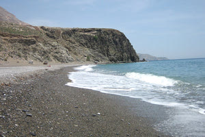 στην παραλία στις «Τρεις Εκκλησιές»