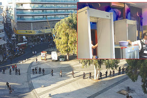 Έφυγαν τα κάγκελα, ήρθαν τα σχοινιά- μέχρι και ανιχνευτής!