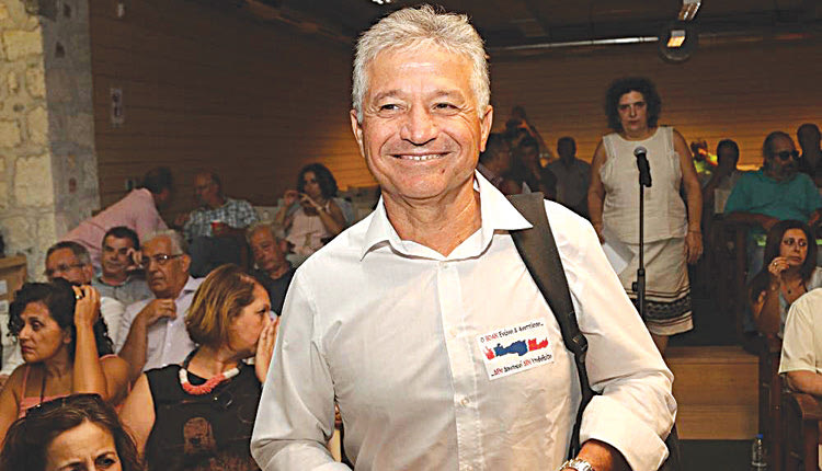 Με ένα αυτοκόλλητο στο πέτο εμφανίστηκε στο συνέδριο για την ανάπτυξη ο δήμαρχος Σητείας Θόδωρος Πατεράκης.