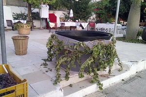 παραδοσιακή διαδικασία πατήματος των σταφυλιών