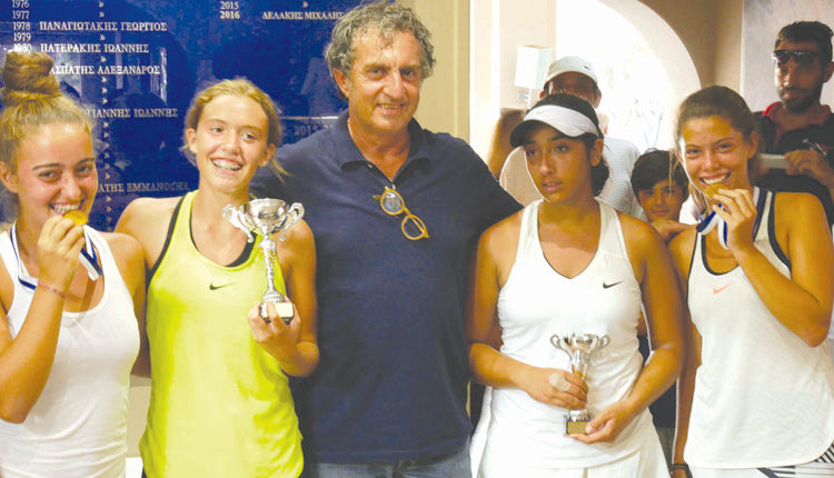 Ο πρόεδρος του “Ηράκλειο” κ. Δελάκης με τις αθλήτριες που διακρίθηκαν στην κατηγορία 16 ετών