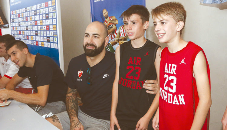 ΔΙΕΘΝΕΣ ΤΟΥΡΝΟΥΑ ΜΠΑΣΚΕΤ ΤΟΥ ΗΡΑΚΛΕΙΟΥ: Ο Άντιτς του Ερυθρού Αστέρα με δύο μικρούς θαυμαστές του