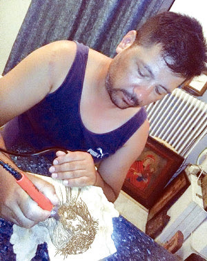 Ο κ. Γιάννης Πεϊνίρης αγάπησε την πυρογραφία όταν έμεινε άνεργος