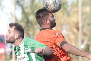 Ο Καστελιανάκης του Γιούχτα (αριστερά) σε μια εναέρια μονομαχία στο ματς με τον Αλμυρό.