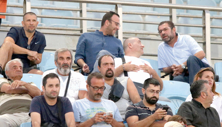 Φυλές της εξέδρας...