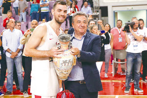 ΔΙΕΘΝΕΣ ΤΟΥΡΝΟΥΑ ΜΠΑΣΚΕΤ ΤΟΥ ΗΡΑΚΛΕΙΟΥ:  Ο Περιφερειάρχης Κρήτης κ. Αρναουτάκης έδωσε το παραδοσιακό τρόπαιο στον αρχηγό του Ολυμπιακού Βαγγέλη Μάντζαρη.