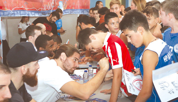  Ο Μπόγρης και οι άλλοι παίκτες υπέγραψαν πολλά αυτόγραφα