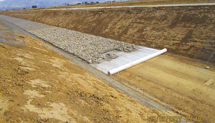  Η τάφρος μεταφοράς νερού από το Χώνος