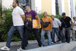 Οι κατηγορούμενοι για την απαγωγή Παναγόπουλου κατά την προσαγωγή τους στην Ευελπίδων