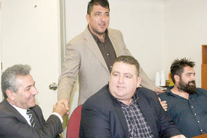   Ο πρόεδρος του ΟΦΗ κ. Τσάλος με τον πρόεδρο της Ένωσης Β’ Εθνικής κ. Λεουτσάκο (όρθιος) και παράγοντες της ομάδας