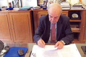 Ο δήμαρχος κ. Β. Λαμπρινός υπογράφει τη σύμβαση