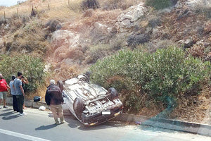 Aυτοκινητο ανατράπηκε χθες το μεσημέρι στο δρόμο Ηρακλείου- Χερσονήσου, στο ύψος των Γουρνών