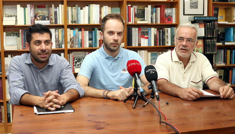 “Κανένα παιδί χωρίς σχολικά είδη” : Τη δράση παρουσίασαν χθες ο κ. Σαράντης Σιμάκης, από το σωματείο «Α.Τ.Α.Χ.Τ.Ο.Ι», ο πρόεδρος των βιβλιοπωλών Ηρακλείου, κ. Μανώλης Παπουτσάκης, και ο πρόεδρος των εκπαιδευτικών, κ. Γιώργος Μακράκης.