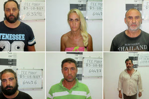 Τα 6 μέλη της σπείρας απατεώνων με πρώτο από αριστερά τον γεννηθέντα στο Ηράκλειο