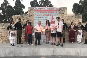 η φλόγα της 15ης Πανελλήνιας Λαμπαδηδρομίας Εθελοντών Αιμοδοτών με τον δήμαρχο Μαλεβιζίου, Κ. Μαμουλάκη