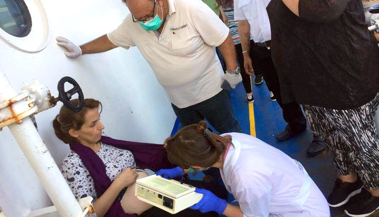 Πρώτο μέλημα των γιατρών ήταν η εξέταση των εγκύων πάνω στο πλοίο