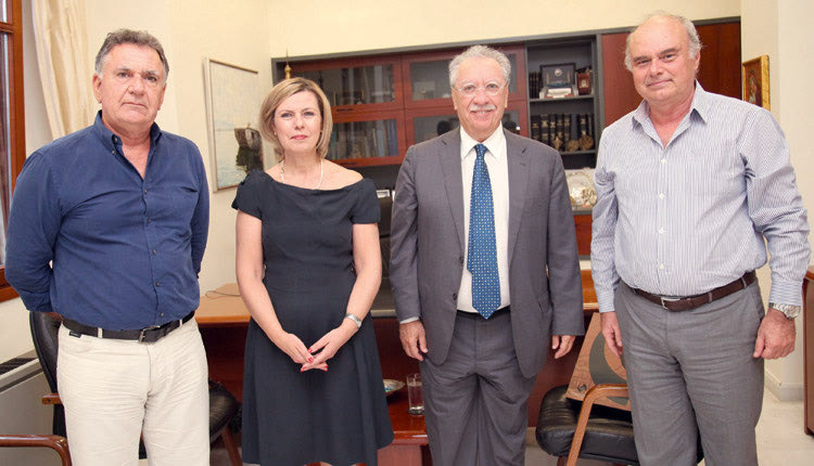 Ο κ. Σάλλας με τον πρόεδρο και στελέχη του Επιμελητηρίου Ηρακλείου 